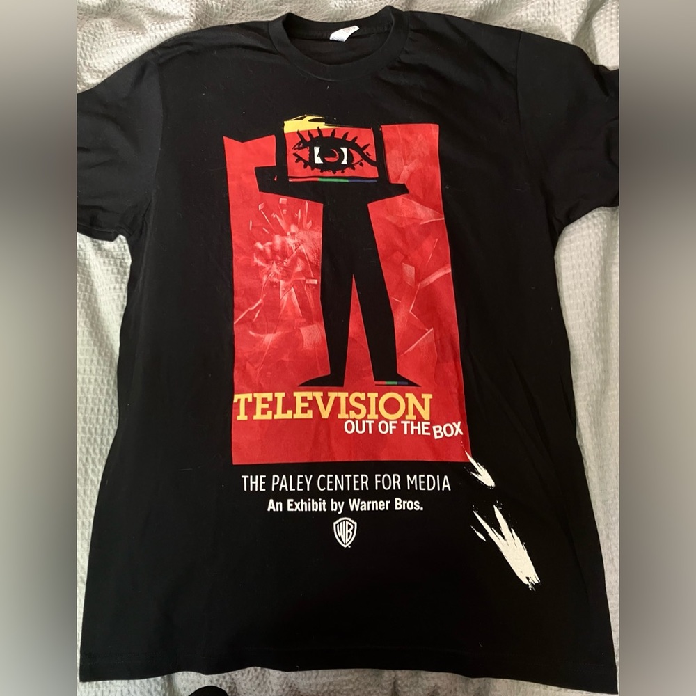 Warner Bros TELEVISION OUT OF THE BOX 2014 An Exhibit Tshirt Men’s Sz L NEW